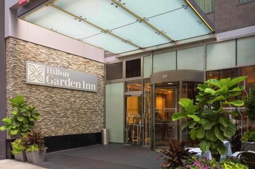 Entrén till Hilton Garden Inn, med en karuselldörr och hotellskylten.